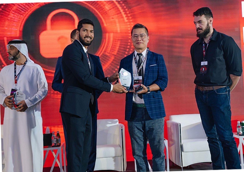 Эллис Ван получает награду на World AI Show на Ближнем Востоке